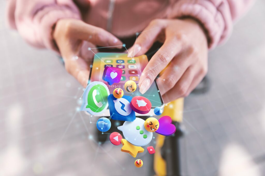 Image de mains tenant un smartphone
